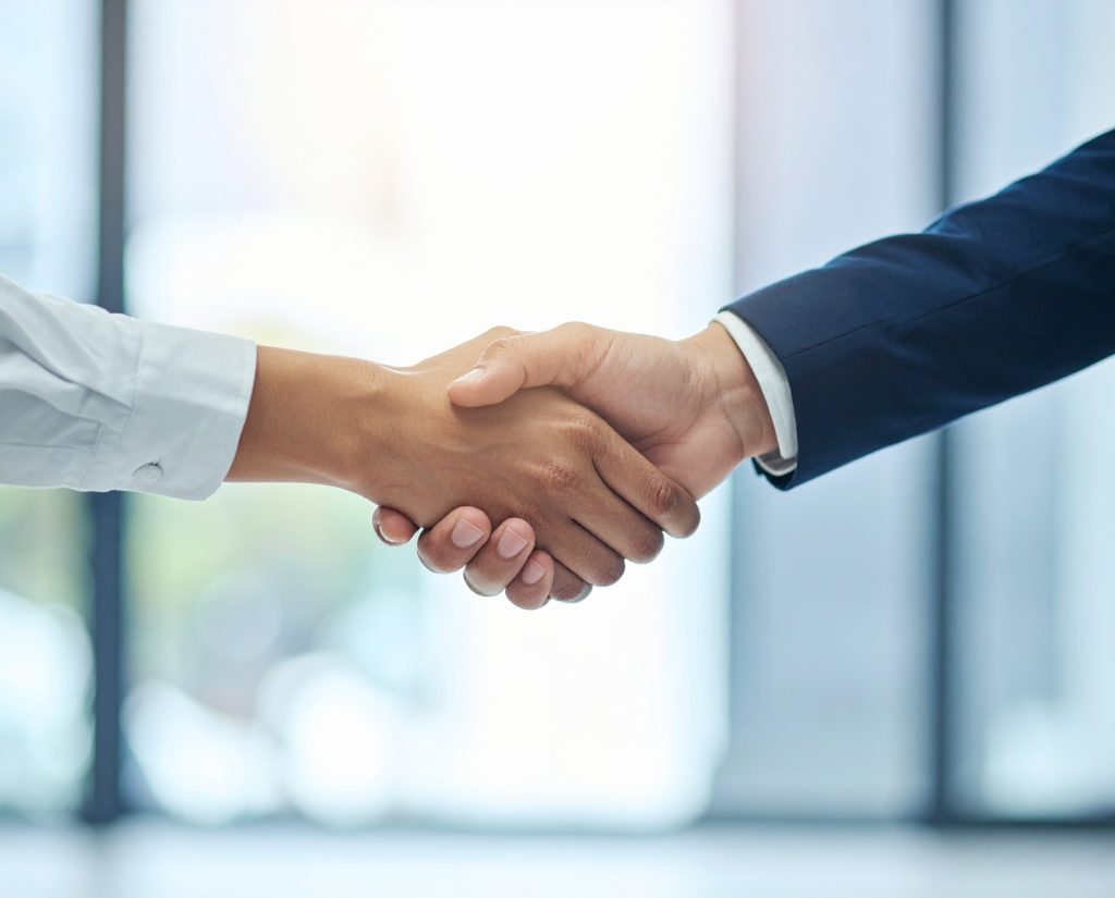 Aperto de mãos igualitário